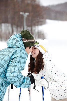 포토 JPG 나무 식물 해외기획촬영 라이프스타일 커플 계절 여자 남자 행복 스포츠용품 스포츠 여행 포즈 겨울 스포츠시설 2010년일본 모션 자연 레저 스키 겨울스포츠 스키장 고글 사랑 미소 웃음 사람 동양인 20대 성인 두명 라이프 레포츠 마주보기 일본 다정 장비 한국인 일본여행 레포츠용품 스키복 스키장비 청년만 성인만 국내포토 옷 감정 아시아 해외여행 컨셉 관계 표정 인종 청년 생활 오브젝트 시설 생태계 파일형식
