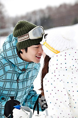 포토 JPG 나무 식물 해외기획촬영 라이프스타일 커플 계절 여자 남자 행복 스포츠용품 스포츠 여행 포즈 겨울 스포츠시설 2010년일본 모션 자연 레저 스키 겨울스포츠 스키장 고글 사랑 미소 웃음 사람 동양인 20대 성인 두명 라이프 레포츠 마주보기 일본 다정 장비 한국인 일본여행 레포츠용품 스키복 스키장비 청년만 성인만 국내포토 옷 감정 아시아 해외여행 컨셉 관계 표정 인종 청년 생활 오브젝트 시설 생태계 파일형식