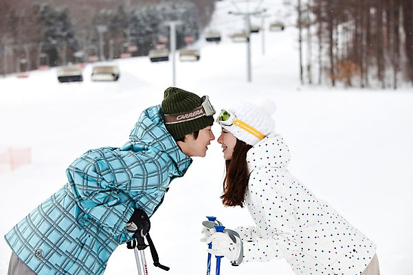 포토 JPG 나무 식물 해외기획촬영 라이프스타일 커플 계절 여자 남자 행복 스포츠용품 스포츠 여행 포즈 겨울 스포츠시설 2010년일본 모션 자연 레저 스키 겨울스포츠 스키장 고글 사랑 미소 웃음 사람 동양인 20대 성인 두명 라이프 레포츠 마주보기 일본 다정 장비 한국인 일본여행 레포츠용품 스키복 스키장비 청년만 성인만 국내포토 옷 감정 아시아 해외여행 컨셉 관계 표정 인종 청년 생활 오브젝트 시설 생태계 파일형식