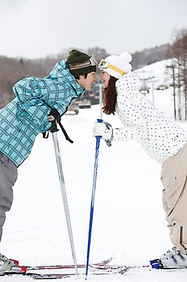 포토 JPG 나무 식물 해외기획촬영 라이프스타일 커플 계절 여자 남자 행복 스포츠용품 스포츠 여행 포즈 겨울 스포츠시설 2010년일본 모션 자연 레저 스키 겨울스포츠 스키장 고글 사랑 미소 웃음 사람 동양인 20대 성인 두명 라이프 레포츠 마주보기 일본 다정 장비 한국인 일본여행 레포츠용품 스키복 스키장비 청년만 성인만 국내포토 옷 감정 아시아 해외여행 컨셉 관계 표정 인종 청년 생활 오브젝트 시설 생태계 파일형식