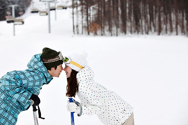 포토 JPG 나무 식물 해외기획촬영 라이프스타일 커플 계절 여자 남자 행복 스포츠용품 스포츠 여행 포즈 겨울 스포츠시설 2010년일본 모션 자연 레저 스키 겨울스포츠 스키장 고글 사랑 미소 웃음 사람 동양인 20대 성인 두명 라이프 레포츠 마주보기 일본 다정 장비 한국인 일본여행 레포츠용품 스키복 스키장비 청년만 성인만 국내포토 옷 감정 아시아 해외여행 컨셉 관계 표정 인종 청년 생활 오브젝트 시설 생태계 파일형식