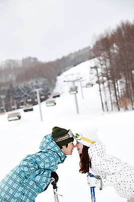 포토 JPG 나무 식물 해외기획촬영 라이프스타일 커플 계절 여자 남자 행복 스포츠용품 스포츠 여행 포즈 겨울 스포츠시설 2010년일본 모션 자연 레저 스키 겨울스포츠 스키장 고글 사랑 미소 웃음 사람 동양인 20대 성인 두명 라이프 레포츠 마주보기 일본 다정 장비 한국인 일본여행 레포츠용품 스키복 스키장비 청년만 성인만 국내포토 옷 감정 아시아 해외여행 컨셉 관계 표정 인종 청년 생활 오브젝트 시설 생태계 파일형식