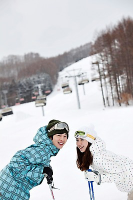 포토 JPG 나무 식물 해외기획촬영 라이프스타일 커플 계절 여자 남자 행복 스포츠용품 스포츠 여행 포즈 겨울 스포츠시설 2010년일본 모션 자연 레저 스키 겨울스포츠 스키장 고글 사랑 미소 웃음 사람 동양인 20대 성인 두명 라이프 레포츠 일본 다정 장비 한국인 일본여행 레포츠용품 스키복 스키장비 청년만 성인만 국내포토 옷 감정 아시아 해외여행 컨셉 관계 표정 인종 청년 생활 오브젝트 시설 생태계 파일형식