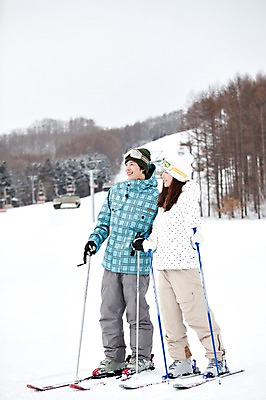 포토 JPG 나무 식물 해외기획촬영 라이프스타일 커플 계절 여자 남자 행복 스포츠용품 스포츠 여행 포즈 겨울 스포츠시설 2010년일본 모션 자연 레저 스키 겨울스포츠 스키장 고글 사랑 미소 웃음 사람 동양인 20대 성인 두명 라이프 레포츠 일본 다정 장비 한국인 일본여행 레포츠용품 스키복 스키장비 청년만 성인만 국내포토 옷 감정 아시아 해외여행 컨셉 관계 표정 인종 청년 생활 오브젝트 시설 생태계 파일형식
