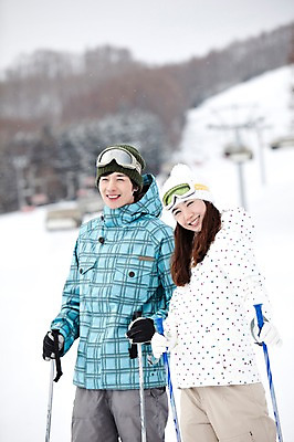 포토 JPG 나무 식물 해외기획촬영 라이프스타일 커플 계절 여자 남자 행복 스포츠용품 스포츠 여행 포즈 겨울 스포츠시설 2010년일본 모션 자연 레저 스키 겨울스포츠 스키장 고글 사랑 미소 웃음 사람 동양인 20대 성인 두명 라이프 레포츠 일본 다정 장비 한국인 일본여행 레포츠용품 스키복 스키장비 청년만 성인만 국내포토 옷 감정 아시아 해외여행 컨셉 관계 표정 인종 청년 생활 오브젝트 시설 생태계 파일형식