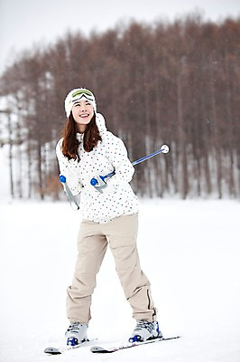 포토 JPG 나무 식물 해외기획촬영 라이프스타일 계절 여자 스포츠용품 스포츠 여행 포즈 겨울 스포츠시설 2010년일본 모션 자연 레저 스키 겨울스포츠 스키장 고글 한명 미소 웃음 사람 동양인 20대 성인 라이프 레포츠 일본 장비 한국인 일본여행 레포츠용품 스키복 스키장비 여자만 여자한명만 성인여자만 청년만 청년여자만 성인한명만 청년여자한명만 성인여자한명만 성인만 국내포토 1 옷 아시아 해외여행 표정 인종 청년 생활 오브젝트 시설 생태계 파일형식