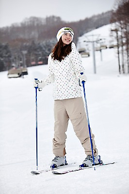 포토 JPG 나무 식물 해외기획촬영 라이프스타일 계절 여자 스포츠용품 스포츠 여행 포즈 겨울 스포츠시설 2010년일본 모션 자연 레저 스키 겨울스포츠 스키장 고글 한명 미소 웃음 사람 동양인 20대 성인 라이프 레포츠 일본 장비 한국인 일본여행 레포츠용품 스키복 스키장비 여자만 여자한명만 성인여자만 청년만 청년여자만 성인한명만 청년여자한명만 성인여자한명만 성인만 국내포토 1 옷 아시아 해외여행 표정 인종 청년 생활 오브젝트 시설 생태계 파일형식