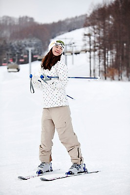 포토 JPG 나무 식물 해외기획촬영 라이프스타일 계절 여자 스포츠용품 스포츠 여행 포즈 겨울 스포츠시설 2010년일본 모션 자연 레저 스키 겨울스포츠 스키장 고글 한명 미소 웃음 사람 동양인 20대 성인 라이프 레포츠 일본 장비 한국인 일본여행 레포츠용품 스키복 스키장비 여자만 여자한명만 성인여자만 청년만 청년여자만 성인한명만 청년여자한명만 성인여자한명만 성인만 국내포토 1 옷 아시아 해외여행 표정 인종 청년 생활 오브젝트 시설 생태계 파일형식