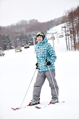 포토 JPG 나무 식물 해외기획촬영 라이프스타일 계절 남자 스포츠용품 스포츠 여행 포즈 겨울 스포츠시설 2010년일본 모션 자연 레저 스키 겨울스포츠 스키장 고글 한명 미소 웃음 사람 동양인 20대 성인 라이프 레포츠 일본 장비 한국인 일본여행 레포츠용품 스키복 스키장비 남자만 성인남자만 청년만 청년남자만 성인만 국내포토 1 옷 아시아 해외여행 표정 인종 청년 생활 오브젝트 시설 생태계 파일형식