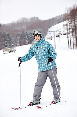 포토 JPG 나무 식물 해외기획촬영 라이프스타일 계절 남자 스포츠용품 스포츠 여행 포즈 겨울 스포츠시설 2010년일본 모션 자연 레저 스키 겨울스포츠 스키장 고글 한명 미소 웃음 사람 동양인 20대 성인 라이프 레포츠 일본 장비 한국인 일본여행 레포츠용품 스키복 스키장비 남자만 성인남자만 청년만 청년남자만 성인만 국내포토 1 옷 아시아 해외여행 표정 인종 청년 생활 오브젝트 시설 생태계 파일형식