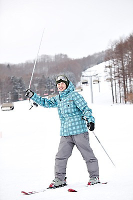 포토 JPG 나무 식물 해외기획촬영 라이프스타일 계절 남자 스포츠용품 스포츠 여행 포즈 겨울 스포츠시설 2010년일본 모션 자연 레저 스키 겨울스포츠 스키장 고글 한명 미소 웃음 사람 동양인 20대 성인 라이프 레포츠 일본 장비 한국인 일본여행 레포츠용품 스키복 스키장비 남자만 성인남자만 청년만 청년남자만 성인만 국내포토 1 옷 아시아 해외여행 표정 인종 청년 생활 오브젝트 시설 생태계 파일형식