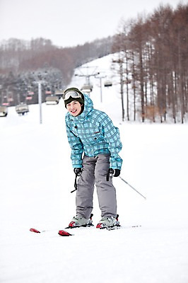 포토 JPG 나무 식물 해외기획촬영 라이프스타일 계절 남자 스포츠용품 스포츠 여행 포즈 겨울 스포츠시설 2010년일본 모션 자연 레저 스키 겨울스포츠 스키장 고글 한명 미소 웃음 사람 동양인 20대 성인 라이프 레포츠 일본 장비 한국인 일본여행 레포츠용품 스키복 스키장비 남자만 성인남자만 청년만 청년남자만 성인만 국내포토 1 옷 아시아 해외여행 표정 인종 청년 생활 오브젝트 시설 생태계 파일형식