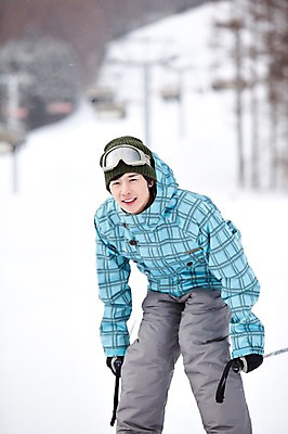 포토 JPG 나무 식물 해외기획촬영 라이프스타일 계절 남자 스포츠용품 스포츠 여행 포즈 겨울 스포츠시설 2010년일본 모션 자연 레저 스키 겨울스포츠 스키장 고글 한명 미소 웃음 사람 동양인 20대 성인 라이프 레포츠 일본 장비 한국인 일본여행 레포츠용품 스키복 스키장비 남자만 성인남자만 청년만 청년남자만 성인만 국내포토 1 옷 아시아 해외여행 표정 인종 청년 생활 오브젝트 시설 생태계 파일형식