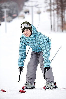 포토 JPG 나무 식물 해외기획촬영 라이프스타일 계절 남자 스포츠용품 스포츠 여행 포즈 겨울 스포츠시설 2010년일본 모션 자연 레저 스키 겨울스포츠 스키장 고글 한명 미소 웃음 사람 동양인 20대 성인 라이프 레포츠 일본 장비 한국인 일본여행 레포츠용품 스키복 스키장비 남자만 성인남자만 청년만 청년남자만 성인만 국내포토 1 옷 아시아 해외여행 표정 인종 청년 생활 오브젝트 시설 생태계 파일형식