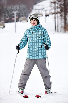 포토 JPG 나무 식물 해외기획촬영 라이프스타일 계절 남자 스포츠용품 스포츠 여행 포즈 겨울 스포츠시설 2010년일본 모션 자연 레저 스키 겨울스포츠 스키장 고글 한명 미소 웃음 사람 동양인 20대 성인 라이프 레포츠 일본 장비 한국인 일본여행 레포츠용품 스키복 스키장비 남자만 성인남자만 청년만 청년남자만 성인만 국내포토 1 옷 아시아 해외여행 표정 인종 청년 생활 오브젝트 시설 생태계 파일형식