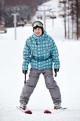 포토 JPG 나무 식물 해외기획촬영 라이프스타일 계절 남자 스포츠용품 스포츠 여행 포즈 겨울 스포츠시설 2010년일본 모션 자연 레저 스키 겨울스포츠 스키장 고글 한명 미소 웃음 사람 동양인 20대 성인 라이프 레포츠 일본 장비 한국인 일본여행 레포츠용품 스키복 스키장비 남자만 성인남자만 청년만 청년남자만 성인만 국내포토 1 옷 아시아 해외여행 표정 인종 청년 생활 오브젝트 시설 생태계 파일형식