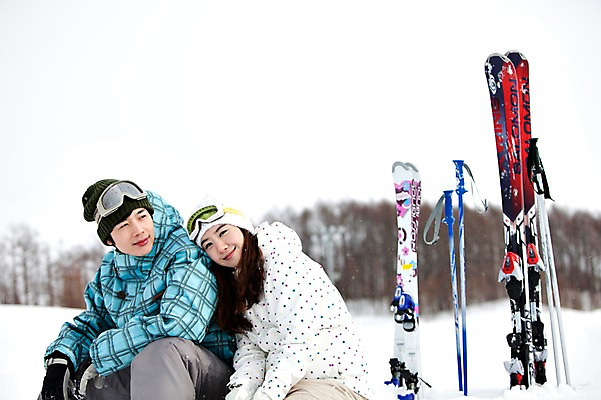포토 JPG 나무 식물 해외기획촬영 라이프스타일 커플 계절 여자 남자 행복 스포츠용품 스포츠 여행 포즈 겨울 스포츠시설 2010년일본 모션 자연 레저 스키 겨울스포츠 스키장 고글 사랑 미소 웃음 사람 앉기 동양인 20대 성인 두명 라이프 레포츠 일본 다정 장비 한국인 일본여행 레포츠용품 스키복 스키장비 청년만 성인만 국내포토 옷 감정 아시아 해외여행 컨셉 관계 표정 인종 청년 생활 오브젝트 시설 생태계 파일형식