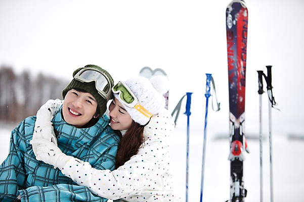 포토 JPG 나무 식물 해외기획촬영 라이프스타일 커플 계절 여자 남자 행복 스포츠용품 스포츠 여행 포즈 겨울 스포츠시설 2010년일본 모션 자연 레저 스키 겨울스포츠 스키장 고글 사랑 미소 웃음 사람 동양인 20대 성인 두명 라이프 레포츠 일본 다정 장비 한국인 일본여행 레포츠용품 스키복 스키장비 청년만 성인만 국내포토 옷 감정 아시아 해외여행 컨셉 관계 표정 인종 청년 생활 오브젝트 시설 생태계 파일형식