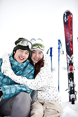 포토 JPG 해외기획촬영 라이프스타일 커플 계절 여자 남자 행복 스포츠용품 스포츠 여행 포즈 겨울 스포츠시설 2010년일본 모션 자연 레저 스키 겨울스포츠 스키장 고글 사랑 미소 웃음 사람 앉기 동양인 20대 성인 두명 라이프 레포츠 일본 다정 장비 한국인 일본여행 레포츠용품 스키복 스키장비 청년만 성인만 국내포토 옷 감정 아시아 해외여행 컨셉 관계 표정 인종 청년 생활 오브젝트 시설 생태계 파일형식