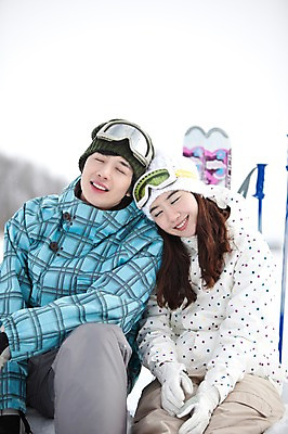 포토 JPG 해외기획촬영 라이프스타일 커플 계절 여자 남자 행복 스포츠용품 스포츠 여행 포즈 겨울 스포츠시설 2010년일본 모션 자연 레저 스키 겨울스포츠 스키장 고글 사랑 미소 웃음 사람 앉기 동양인 20대 성인 두명 라이프 레포츠 일본 다정 장비 한국인 일본여행 레포츠용품 스키복 스키장비 청년만 성인만 국내포토 옷 감정 아시아 해외여행 컨셉 관계 표정 인종 청년 생활 오브젝트 시설 생태계 파일형식