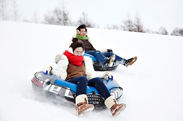 포토 JPG 나무 식물 해외기획촬영 라이프스타일 커플 계절 여자 남자 행복 스포츠 여행 포즈 겨울 스포츠시설 2010년일본 모션 자연 레저 겨울스포츠 스키장 사랑 사람 동양인 20대 성인 두명 라이프 레포츠 설원 일본 다정 한국인 일본여행 즐거움 썰매 튜브 눈썰매장 청년만 성인만 국내포토 감정 아시아 해외여행 컨셉 관계 눈_날씨 인종 청년 생활 시설 생태계 파일형식
