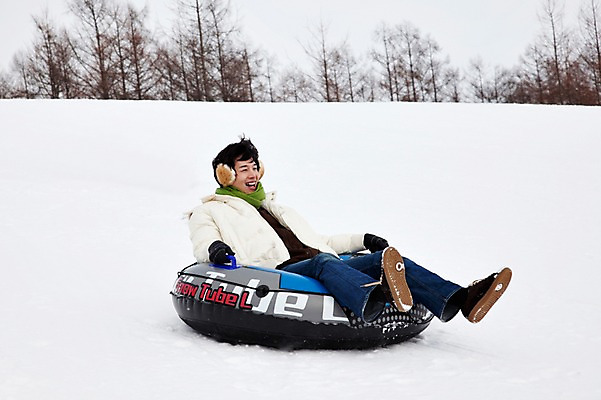 포토 JPG 해외기획촬영 라이프스타일 계절 남자 스포츠 여행 포즈 겨울 스포츠시설 2010년일본 모션 레저 겨울스포츠 스키장 한명 미소 웃음 사람 동양인 20대 성인 라이프 레포츠 설원 일본 한국인 일본여행 즐거움 썰매 튜브 눈썰매장 남자만 성인남자만 청년만 청년남자만 성인만 국내포토 1 감정 아시아 해외여행 눈_날씨 표정 인종 청년 생활 시설 파일형식
