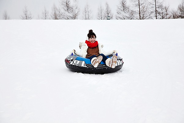 포토 JPG 나무 식물 해외기획촬영 라이프스타일 계절 여자 스포츠 여행 포즈 겨울 스포츠시설 2010년일본 모션 자연 레저 겨울스포츠 스키장 한명 미소 웃음 사람 동양인 20대 성인 라이프 레포츠 설원 일본 한국인 일본여행 즐거움 썰매 튜브 눈썰매장 여자만 여자한명만 성인여자만 청년만 청년여자만 성인한명만 청년여자한명만 성인여자한명만 성인만 국내포토 1 감정 아시아 해외여행 눈_날씨 표정 인종 청년 생활 시설 생태계 파일형식