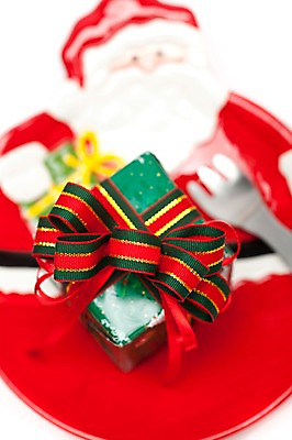 포토 JPG 스튜디오촬영 접시 기념일 리본 포크 크리스마스 크리스마스용품 실내 선물 사람없음 장식 선물상자 산타클로스 오브젝트 국내포토 식기 이벤트 내부 상자 용품 파일형식