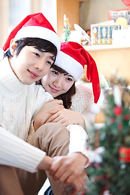 포토 JPG 주간 해외기획촬영 라이프스타일 커플 응시 계절 여자 남자 행복 여행 포즈 크리스마스 겨울 산타모자 2010년일본 모션 자연 실내 사랑 사람 앉기 동양인 20대 성인 두명 라이프 크리스마스트리 일본 다정 한국인 스웨터 일본여행 청년만 성인만 국내포토 자연요소 모자_잡화 시선 기념일 감정 아시아 해외여행 컨셉 상의 관계 인종 청년 내부 생활 생태계 파일형식