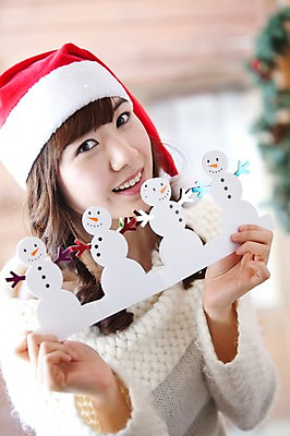 포토 JPG 주간 해외기획촬영 라이프스타일 계절 여자 여행 포즈 크리스마스장식 크리스마스 겨울 산타모자 2010년일본 모션 자연 눈사람 실내 한명 미소 웃음 사람 동양인 경사 이벤트 상반신 20대 성인 라이프 장식 일본 펼침 한국인 스웨터 일본여행 여자만 여자한명만 성인여자만 청년만 청년여자만 성인한명만 청년여자한명만 성인여자한명만 성인만 국내포토 자연요소 모자_잡화 1 기념일 아시아 해외여행 상의 표정 인종 청년 내부 생활 생태계 파일형식