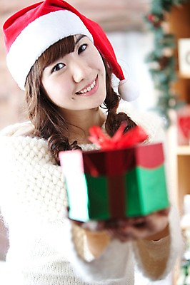 포토 JPG 주간 해외기획촬영 라이프스타일 계절 여자 여행 포즈 프로포즈 크리스마스 겨울 산타모자 2010년일본 모션 자연 실내 선물 사랑 한명 미소 웃음 사람 동양인 이벤트 상반신 20대 성인 라이프 일본 한국인 스웨터 일본여행 주기 여자만 여자한명만 성인여자만 청년만 청년여자만 성인한명만 청년여자한명만 성인여자한명만 성인만 국내포토 자연요소 모자_잡화 1 기념일 감정 아시아 해외여행 상의 표정 인종 청년 내부 생활 생태계 파일형식