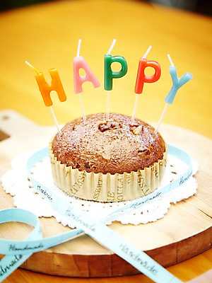 포토 JPG 1 행복 음식 빵 초 탁자 디저트 실내 이벤트 사람없음 한개 케이크 받침대 제빵 머핀 국내포토 감정 가구 내부 제과제빵 파일형식