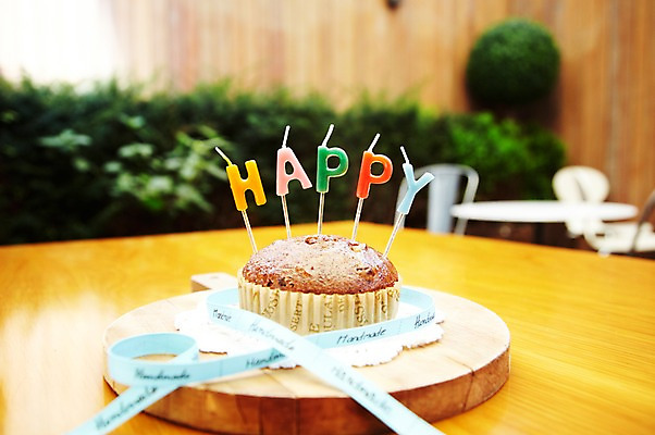 포토 JPG 1 행복 음식 빵 초 탁자 디저트 실내 이벤트 사람없음 한개 케이크 정원 받침대 제빵 머핀 국내포토 감정 가구 내부 제과제빵 파일형식