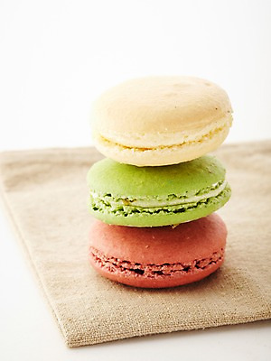 포토 JPG 스튜디오촬영 음식 디저트 실내 3 사람없음 쿠키 제과 과자 세개 천 헝겊 마카롱 국내포토 내부 제과제빵 직물 파일형식 천_직물