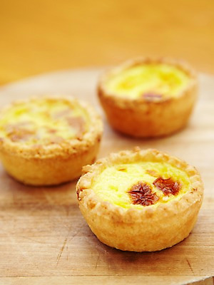 포토 JPG 음식 빵 디저트 실내 3 사람없음 세개 받침대 제빵 에그타르트 타르트 국내포토 내부 제과제빵 파이_빵 파일형식