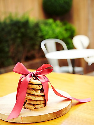 포토 JPG 리본 음식 탁자 디저트 실내 사람없음 쿠키 제과 과자 여러개 받침대 국내포토 가구 다수 내부 제과제빵 파일형식