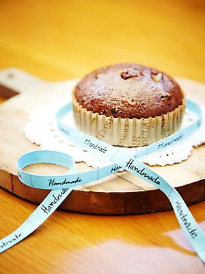 포토 JPG 1 리본 음식 빵 탁자 디저트 실내 사람없음 한개 케이크 받침대 제빵 머핀 국내포토 가구 내부 제과제빵 파일형식