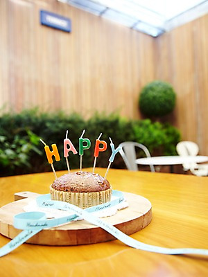 포토 JPG 1 행복 음식 빵 초 탁자 디저트 실내 이벤트 사람없음 한개 케이크 정원 받침대 제빵 머핀 국내포토 감정 가구 내부 제과제빵 파일형식