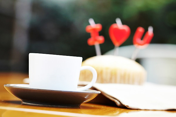 포토 JPG 1 커피 음식 빵 초 탁자 디저트 실내 사랑 이벤트 사람없음 한개 찻잔 컵받침 제빵 아이러브유 국내포토 감정 음료 가구 잔 내부 제과제빵 받침대 파일형식