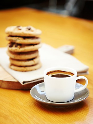 포토 JPG 커피 음식 탁자 디저트 실내 사람없음 쿠키 제과 여러개 찻잔 천 컵받침 받침대 헝겊 국내포토 음료 가구 다수 잔 내부 제과제빵 직물 파일형식 천_직물