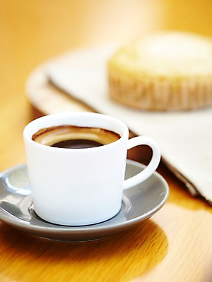 포토 JPG 1 커피 음식 빵 탁자 디저트 실내 사람없음 한개 케이크 찻잔 컵받침 받침대 겨울간식 제빵 코코아 국내포토 음료 가구 잔 내부 제과제빵 파일형식