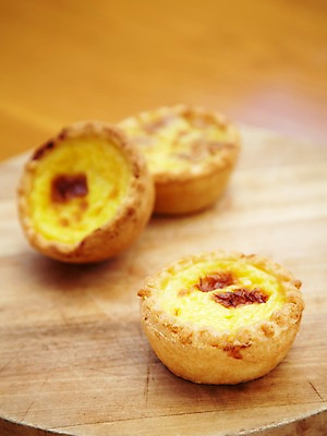 포토 JPG 음식 빵 탁자 디저트 실내 3 사람없음 세개 받침대 제빵 에그타르트 타르트 국내포토 가구 내부 제과제빵 파이_빵 파일형식