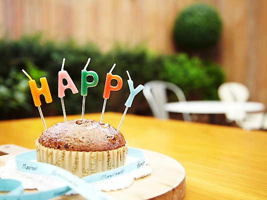 포토 JPG 1 행복 음식 빵 초 탁자 디저트 실내 이벤트 사람없음 한개 케이크 정원 받침대 제빵 머핀 국내포토 감정 가구 내부 제과제빵 파일형식