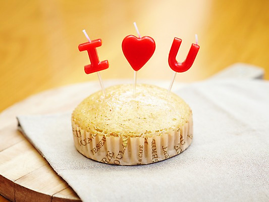 포토 JPG 1 음식 빵 초 탁자 디저트 실내 사랑 이벤트 사람없음 한개 하트 받침대 제빵 머핀 아이러브유 국내포토 모양 감정 가구 내부 제과제빵 파일형식