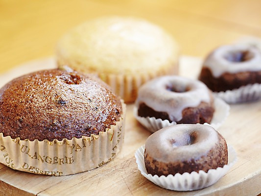 포토 JPG 음식 빵 탁자 디저트 실내 사람없음 여러개 도넛 받침대 제빵 머핀 국내포토 가구 다수 내부 제과제빵 파일형식