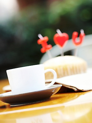 포토 JPG 1 커피 음식 빵 초 탁자 디저트 실내 사랑 이벤트 사람없음 한개 찻잔 컵받침 제빵 아이러브유 국내포토 감정 음료 가구 잔 내부 제과제빵 받침대 파일형식