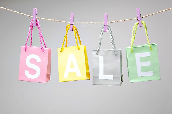 포토 JPG 스튜디오촬영 알파벳 줄 실내 사람없음 쇼핑 쇼핑백 세일 빨랫줄 오브젝트 빨래집게 국내포토 영어 가방 집게 내부 파일형식