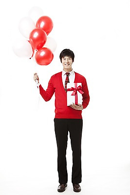 포토 JPG 스튜디오촬영 전신 남자 포즈 모션 선물 한명 서기 들기 누끼 사람 동양인 이벤트 20대 앞모습 빨간색 파티 한국인 스웨터 풍선 남자만 남자한명만 성인남자만 청년만 청년남자만 청년남자한명만 성인한명만 성인남자한명만 성인만 국내포토 1 뷰포인트 컬러 상의 실내 인종 청년 파일형식