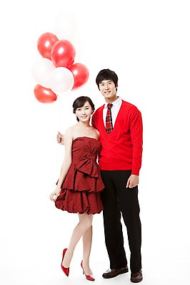 포토 JPG 스튜디오촬영 전신 커플 원피스 여자 남자 구두 포즈 모션 서기 웃음 누끼 사람 동양인 이벤트 20대 두명 앞모습 빨간색 파티 한국인 하이힐 스웨터 즐거움 풍선 청년만 성인만 국내포토 옷 감정 뷰포인트 컬러 신발 상의 관계 실내 표정 인종 청년 여성화 파일형식