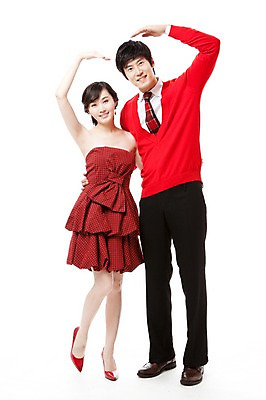 포토 JPG 스튜디오촬영 전신 커플 원피스 여자 남자 구두 포즈 모션 서기 웃음 누끼 사람 동양인 이벤트 20대 두명 앞모습 빨간색 파티 한국인 하트 하이힐 스웨터 즐거움 손하트 청년만 성인만 국내포토 모양 옷 감정 뷰포인트 컬러 신발 상의 관계 실내 표정 인종 손짓 청년 여성화 파일형식